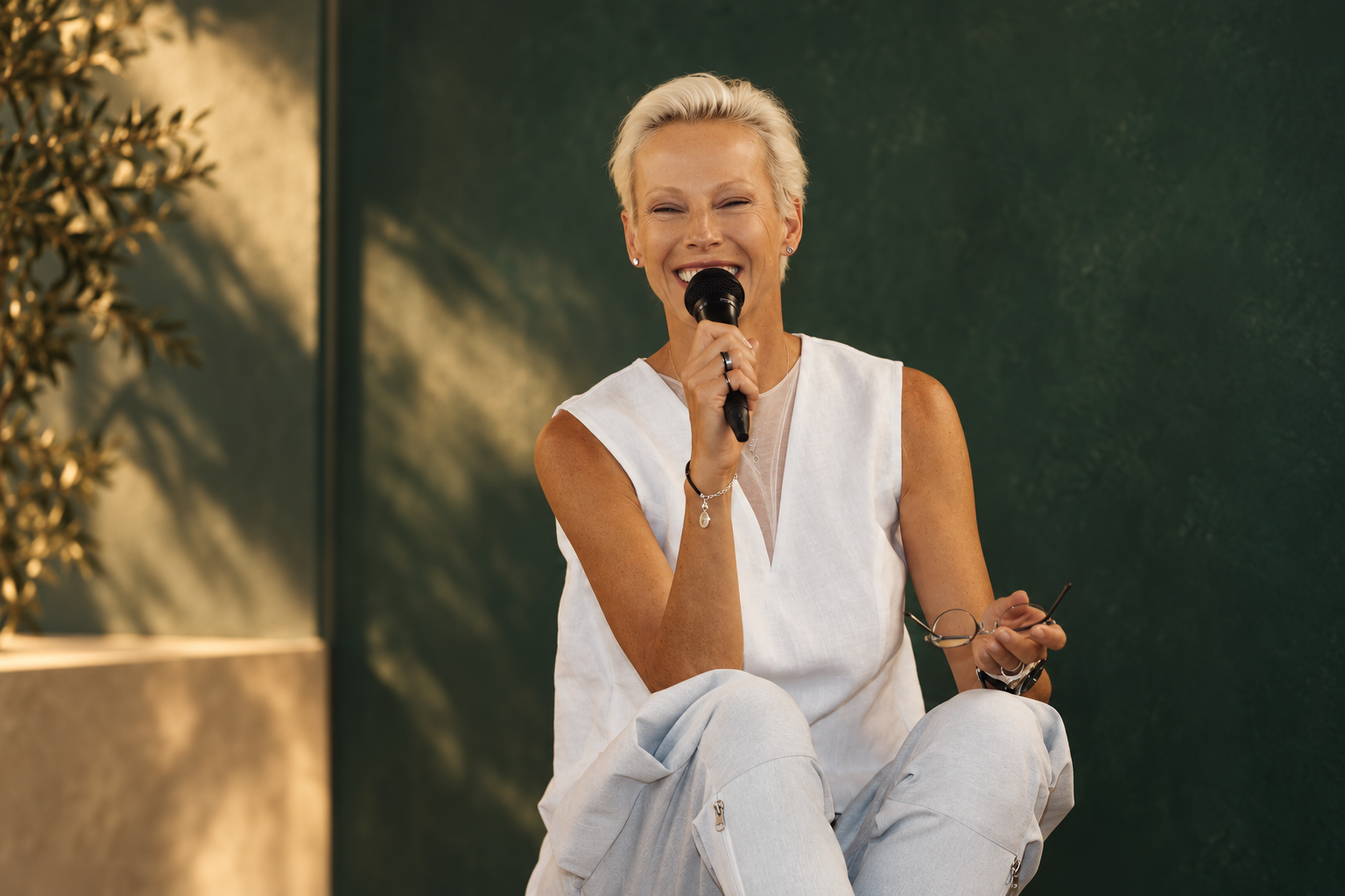 Martina Gleissenebner-Teskey als Speakerin mit Mikrofon